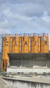 Enseigne sur des silos pour gris clair